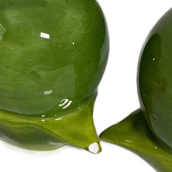 Lot 2 Attractives Magnetic Salt Pepper Shakers Chihuahua in Shoe - Peas in a Pod - Picture 6 of 11